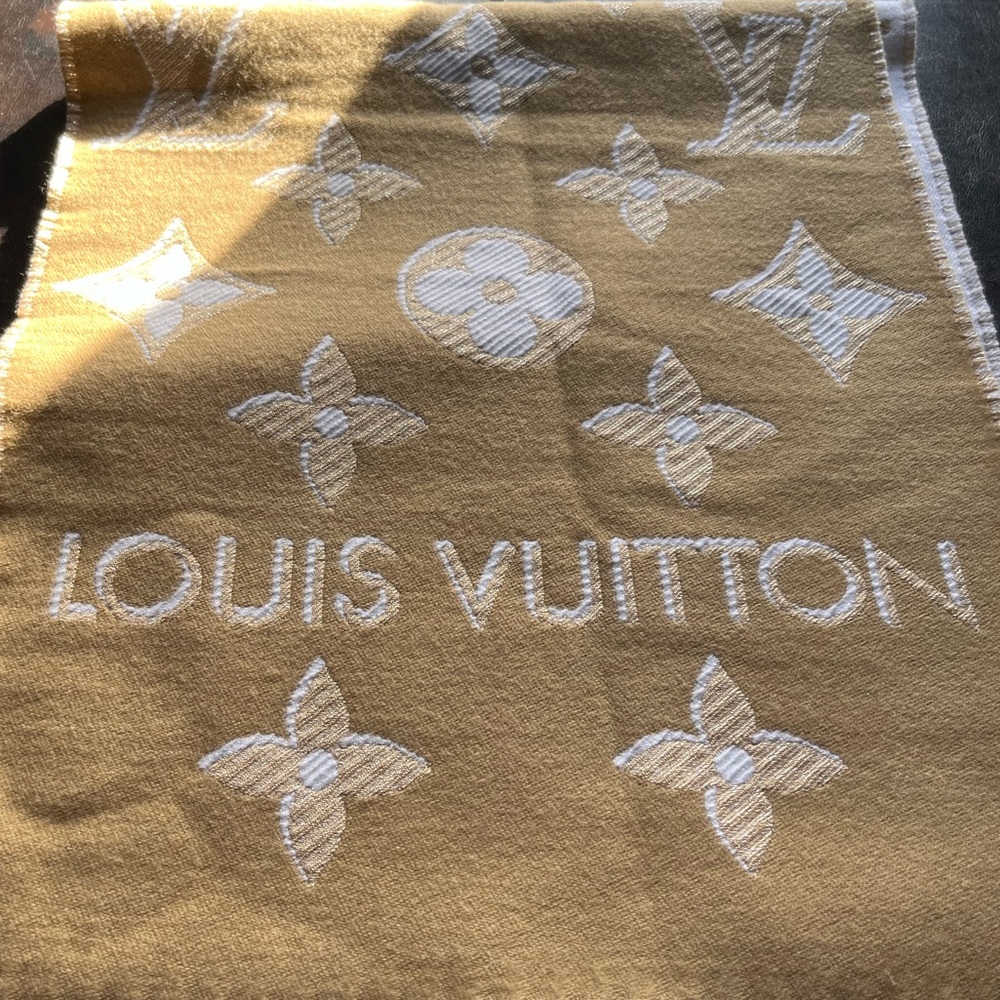 AUTHENTIC Louis Vuitton LV Shine Scarf New*****